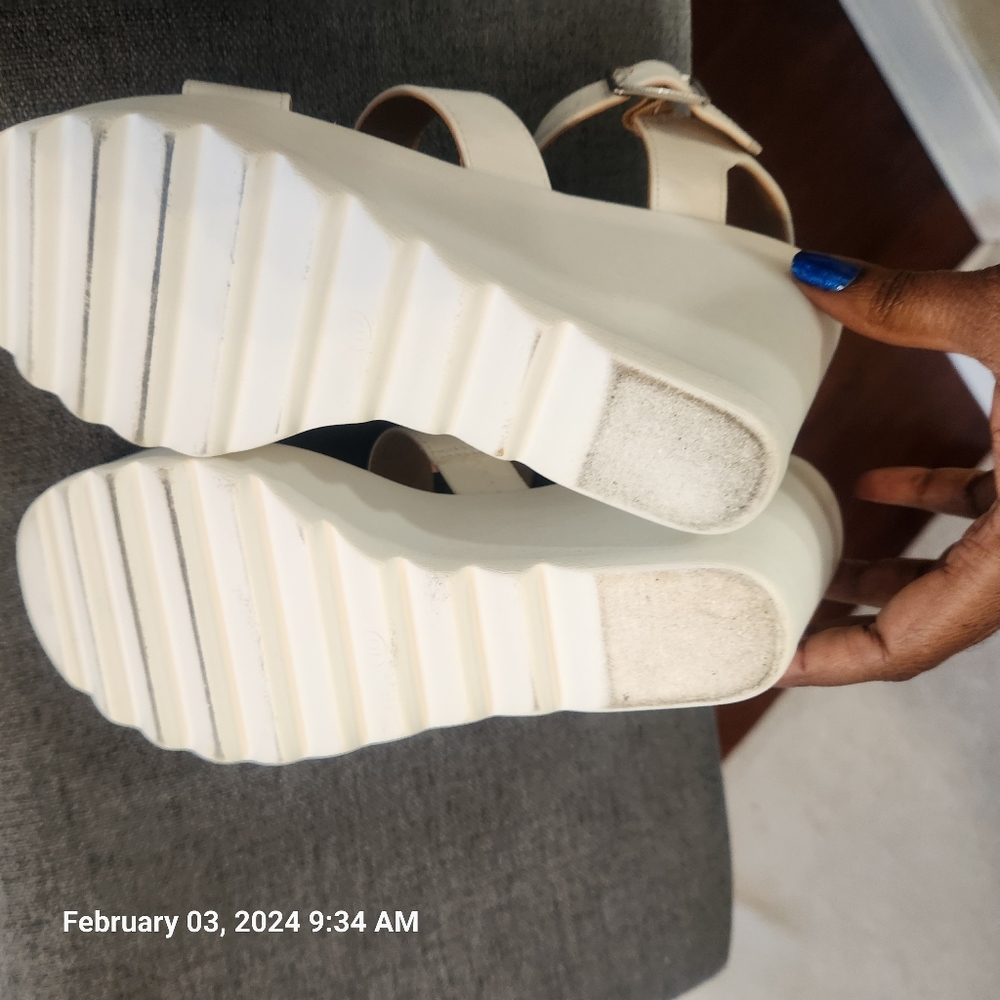 Sun + Stone white wedges. Fastens on the side. Size 10M - Picture 5 of 5